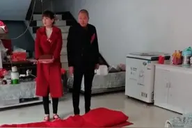 河南南阳：一对新人结婚，拜堂时新娘看热闹，忘了自己在结婚图片