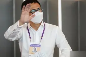 李泽楷出席选举大会春风拂面，烟火气十足，儿子给的幸福？图片