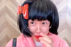 周小闹：曾是省台主持人，一人演一个学校走红，如何征服千万网友图片