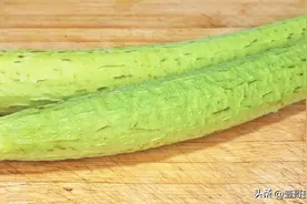 丝瓜不要直接炒了，放锅里蒸一蒸，教你新做法，营养下饭又解馋图片