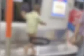 武汉地铁这一幕气坏网友：小男孩光屁股穿鞋在座椅上跑来跑去，母亲全程无视图片