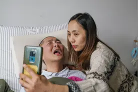 相恋仅8个月，男友煤气中毒成植物人，这个安徽女子照顾了他6年图片