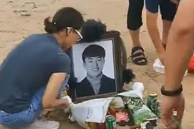 21年陕西父子在巨浪中救人，儿子不幸遇难，后遇难地政府发10万元图片