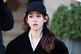 章泽天时装周路透照大变样！牙齿突出变地包天，眼袋下垂显憔悴图片