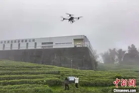 西藏墨脱试飞无人机 探索低空物流运送新模式图片