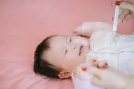 孩子为什么总在晚上发烧？需要叫醒喂药吗？图片