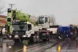 疯狂！油罐车侧翻，居民哄抢漏油 ！图片