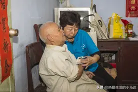 52岁保姆坦言：请保姆养老的老人，看似过得幸福，其实也很不容易图片