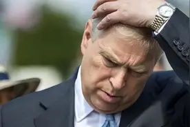 安德鲁王子含泪离开，被查尔斯驱逐出王室，两个女儿也丧失头衔图片