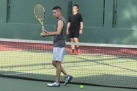 陈奕迅打网球被偶遇！小腿粗壮肌肉明显，发际线太高露出大片额头图片