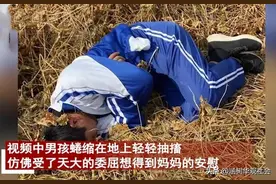 江苏男孩因思念妈妈，躺在坟前大声哭泣，网友：墓地里有最深的爱图片