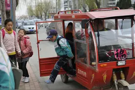 骑三轮车接娃被罚500元，交警：这属于违法行为，车主需注意图片