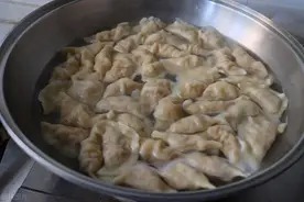 守岁诗：长将一夜坐，并作两年思图片