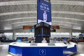 火车站里搭“台” 有事您说话图片
