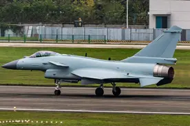 首架歼-10C交付巴铁，配备歼-20同款导弹，美媒：F-16地位下降图片