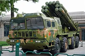 精确制导一击必中，解放军火箭炮射程400公里，比导弹还强图片