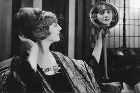 《项链》富人眼里的赝品竟赔上穷人十年青春，穷人不配活得体面?图片