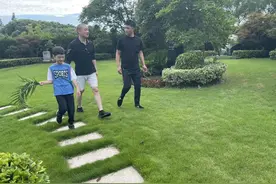 “京城四少”汪雨罕见现身，携儿子拜祭父母，穿着低调头发花白图片