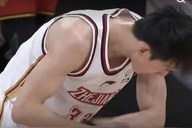 CBA恐怖一幕！吴前与深圳队小将反关节吃违体 后者直接胳膊脱臼图片