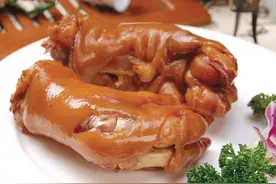 卤猪蹄时，记住放“1白1黄2红”，卤出的猪蹄香软弹牙，透骨香图片