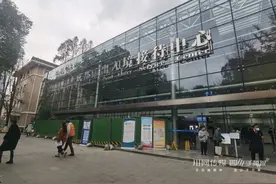 成都今起恢复普通护照办理！下午四点现场已排至299号图片