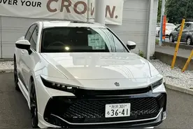 丰田皇冠SportCross海外提车实拍，配2.4T混动，约合人民币32万图片
