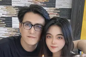 靳东回老家与家人聚会！甜蜜揽外甥女合照，妹妹真实颜值曝光图片