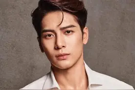 王嘉尔穿黑色薄纱大秀胸肌！伦敦演唱会上炮轰外媒，大赞中国很棒图片