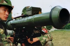 解放军步兵手中的火箭大炮：用了20多年的PF98式120毫米火箭筒图片