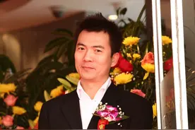 评黄健翔给吴曦道歉：都是人情世故，但大可不必，男足当自强图片