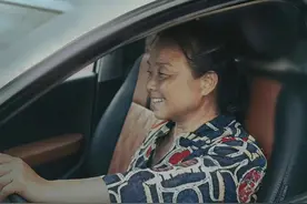 大妈自驾出走两年，曾患抑郁症割自己5刀，女儿称父亲对外老好人图片