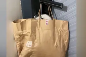 自家狗被人挂门上，同时还贴了纸条，女子读完后：脸都被你丢完了图片