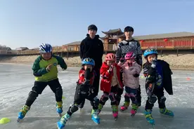 新春走基层 | 三师图木舒克市：沙漠与冰雪组CP 感受别样冰雪游图片