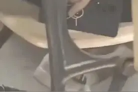 无耻！男生上课期间偷拍女生大腿照片供好友欣赏，被抓现行还狡辩图片