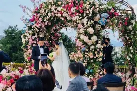 玄彬孙艺珍婚礼动人细节：女方爸爸暖心叮咛，孔晓振接到捧花图片