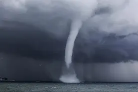 罕见的龙吸水奇观，近期在我国频繁上演！是什么把水吸上天的？图片