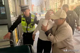 眼部受伤遭遇早高峰，菏泽交警8分钟疾驰送医！图片