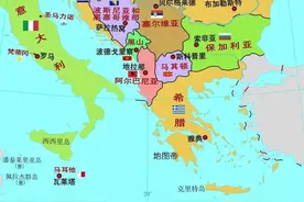 保加利亚索非亚红军纪念碑前深夜爆发冲突，保护人士日夜守护雕像图片