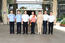 漳平市领导会见“全国见义勇为英雄”陈江桥图片