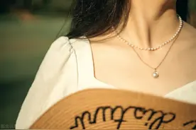 「大腿口语」不懂就问，“在床上”是用in还是on呢？图片