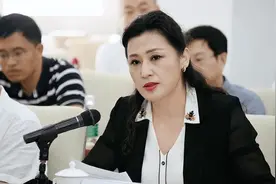 “最美女校长走红”，54岁风韵犹存不输明星，个人履历更是出众图片