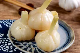 腌糖蒜，别只会用糖和醋，多放1味料，更爽脆更入味，越吃越上瘾图片