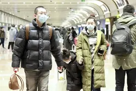 “凤凰传奇”玲花一家三口走机场，丈夫穿得路人，母女圆脸似烙饼图片