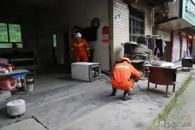 吓人，洗衣机中惊现毒蛇！图片