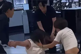 香奈儿柜姐与顾客当众互殴图片