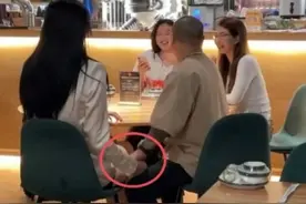 恋情曝光？69岁知名港星与新欢公开牵手吃饭，其身材火辣高达2米图片