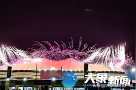 “卡”车来了｜现场直击卡塔尔世界杯开幕式烟花秀：五彩斑斓 流光溢彩图片