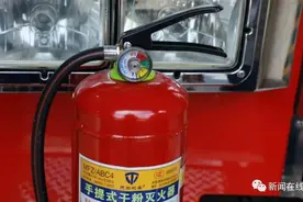 夏季天气炎热，各位驾驶员请举个手，你的爱车里备有灭火器吗？图片
