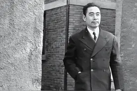 1976年尼克松访华时，想给周总理扫墓，秘书一句话却让他潸然落泪图片