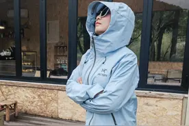 答应我：中年女人冲锋衣别穿北面、骆驼，这4个中产品牌更显档次图片